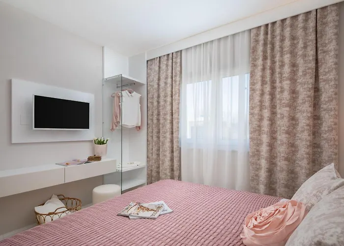Rose Zadarvillas *