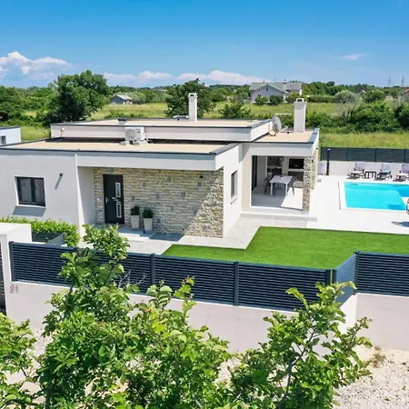 Rose Zadarvillas Nin