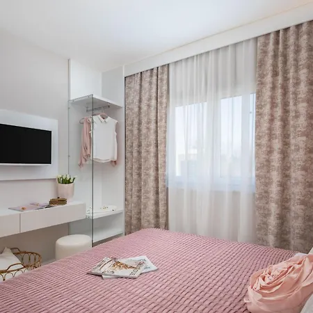 Rose Zadarvillas *