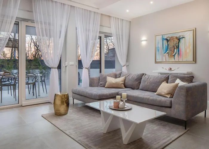 Rose Zadarvillas Nin